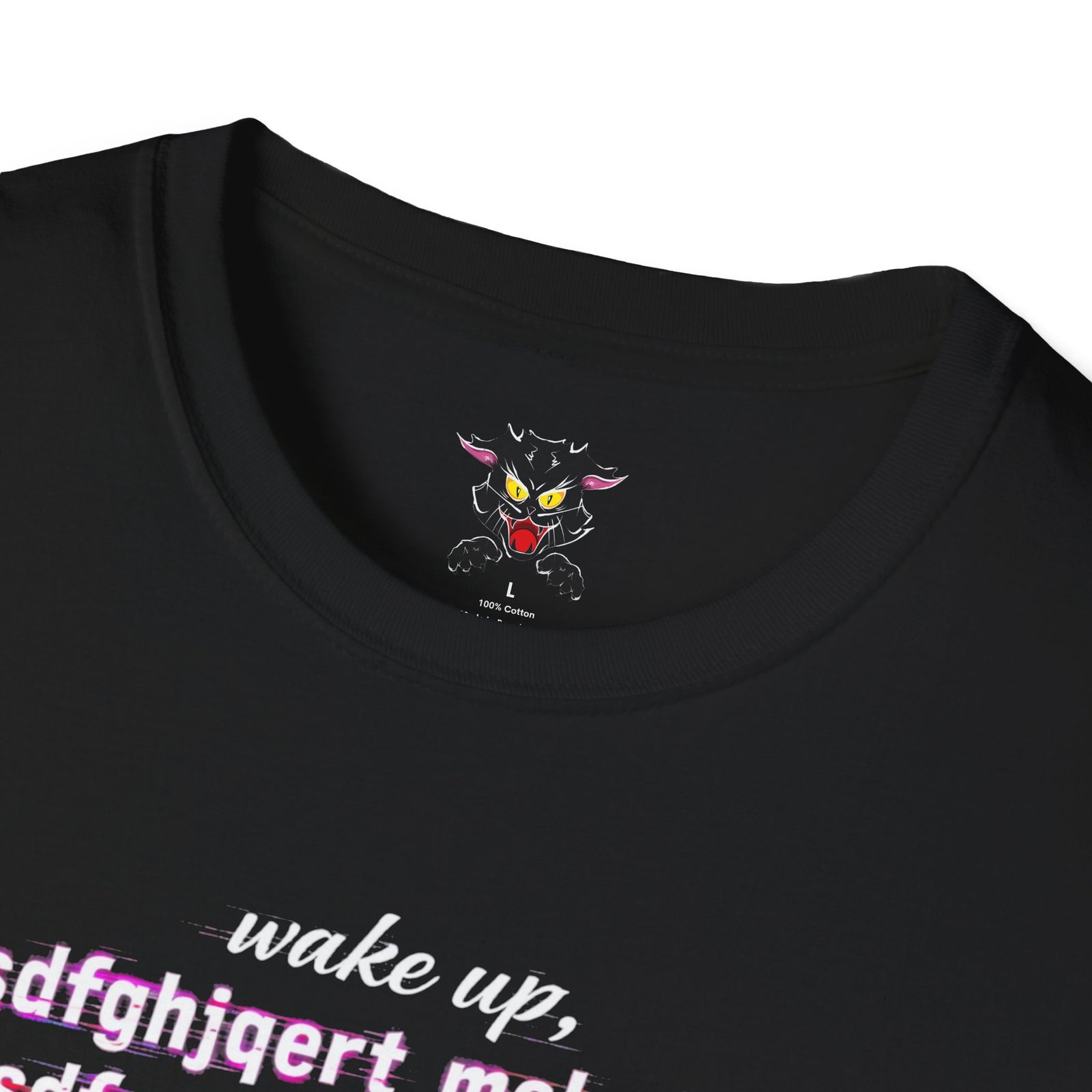 Detalle gráfico gato neón en camiseta negra Wake Up Gatoloco