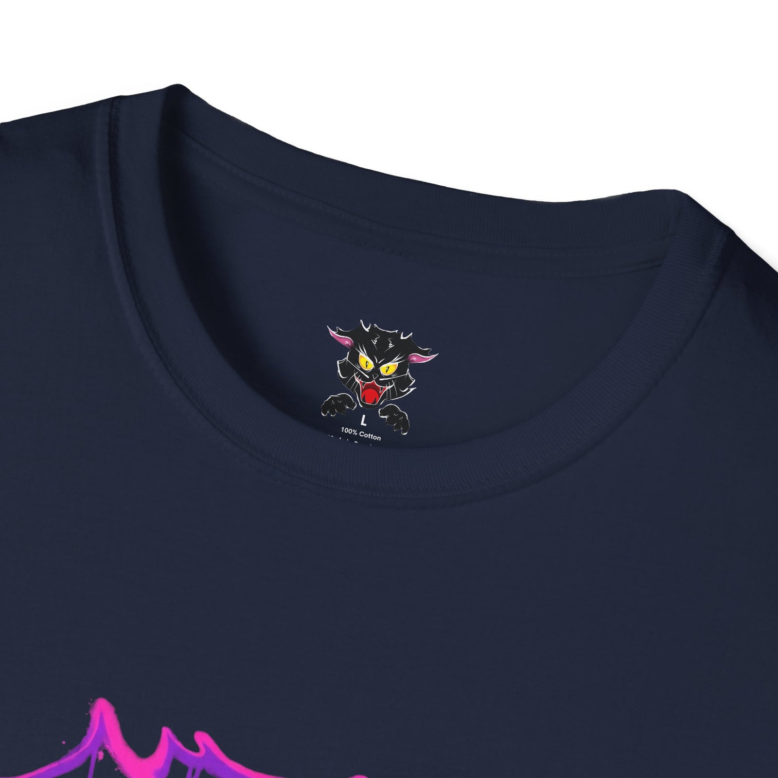 Detalle estampado gato Gatoloco en camiseta softstyle azul marino