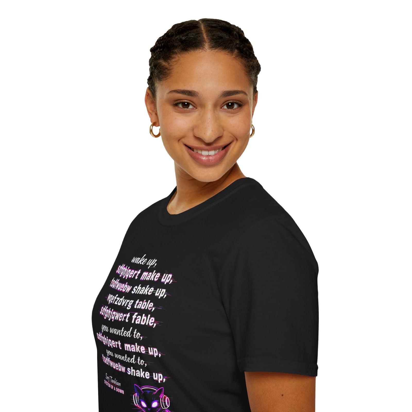 Modelo con camiseta negra gato neón retro Wake Up Gatoloco