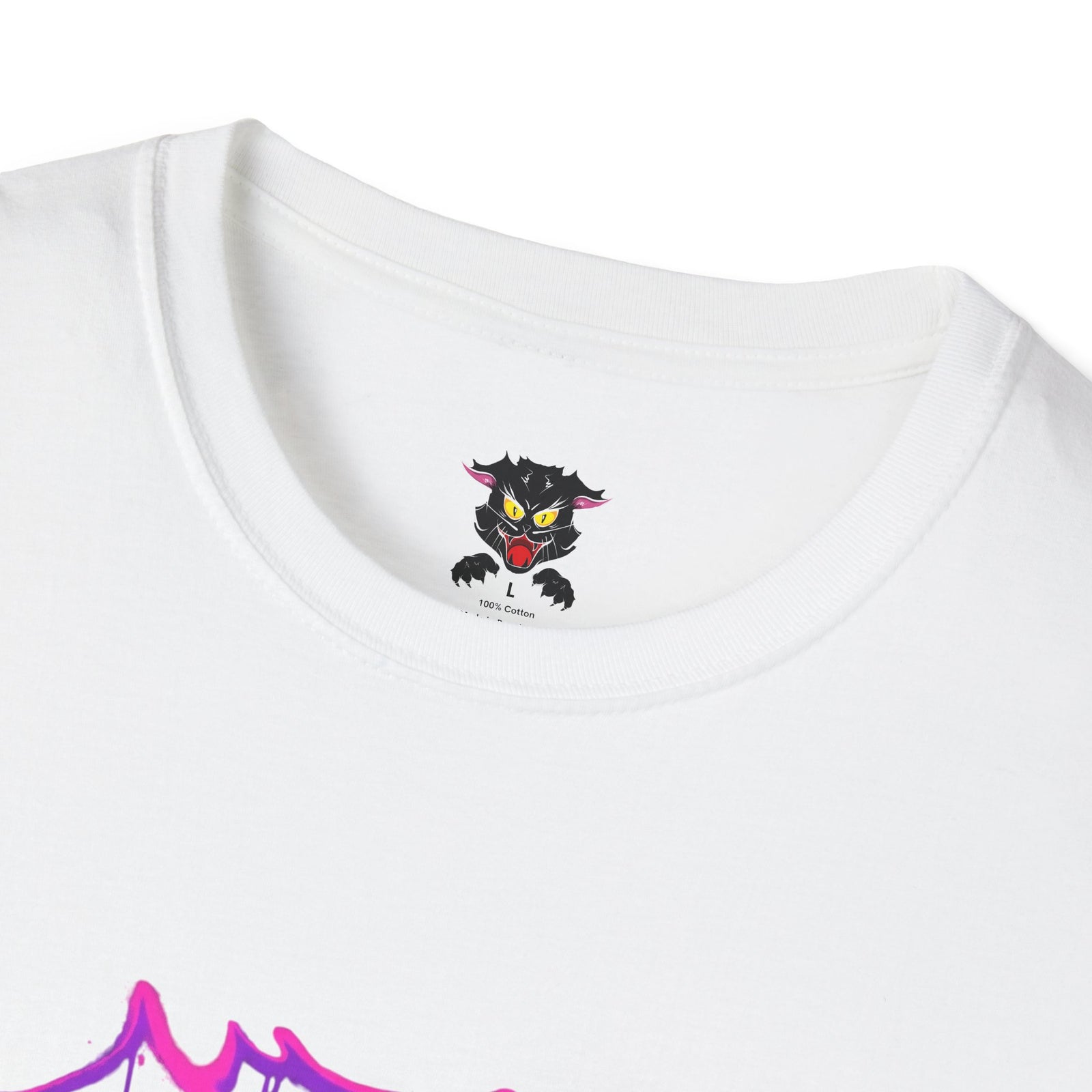 Detalle estampado gato Gatoloco en camiseta softstyle blanca