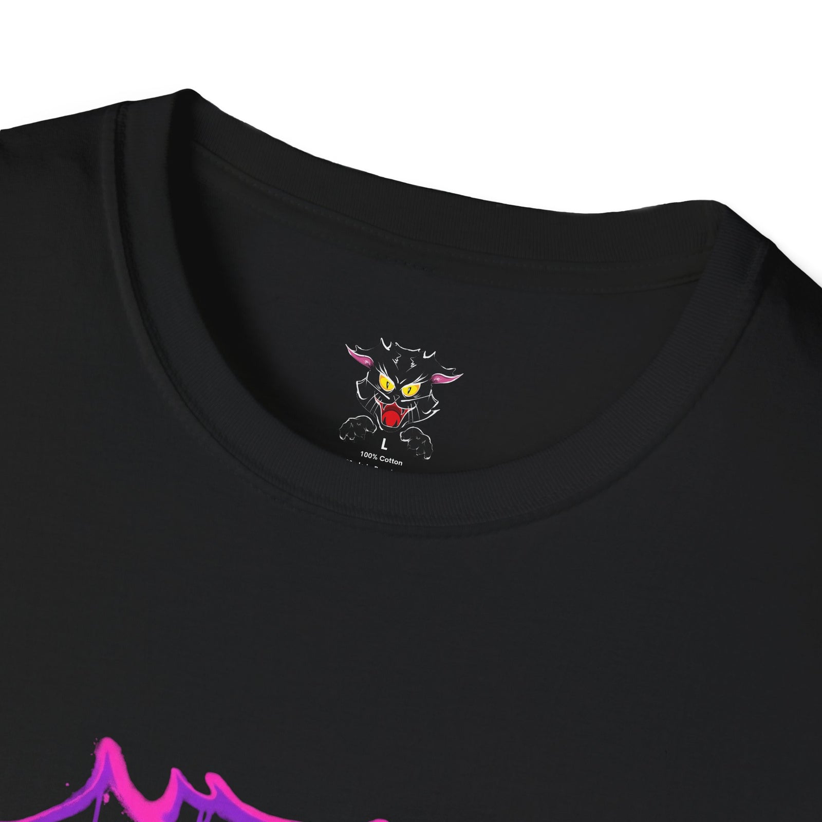 Detalle estampado gato Gatoloco en camiseta softstyle negra