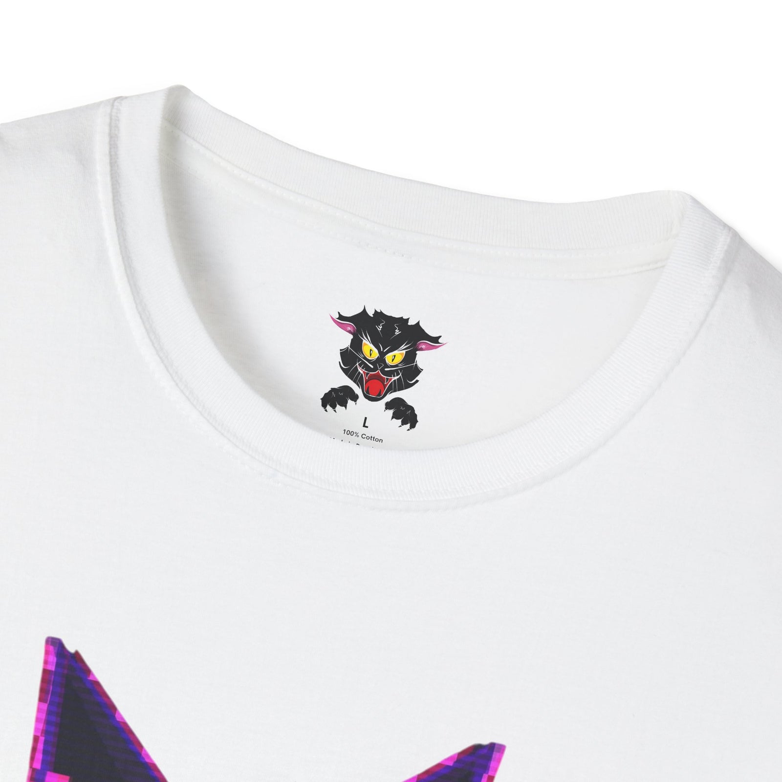 Detalle gráfico gato bold lines en camiseta blanca Gatoloco