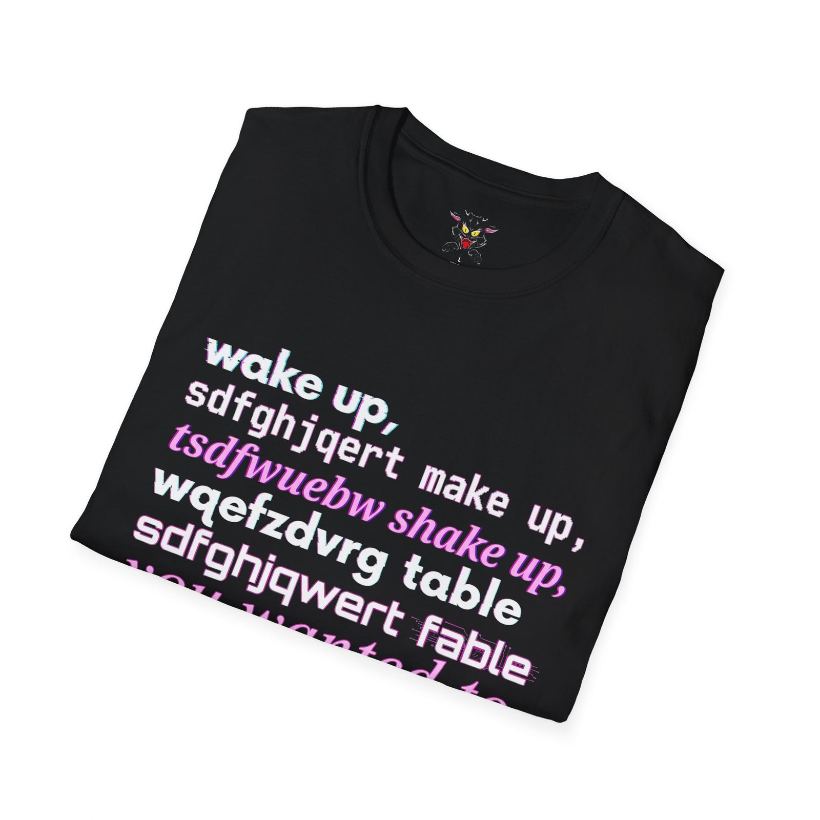 Camiseta negra doblada tipografía Wake Up letras artísticas Gatoloco