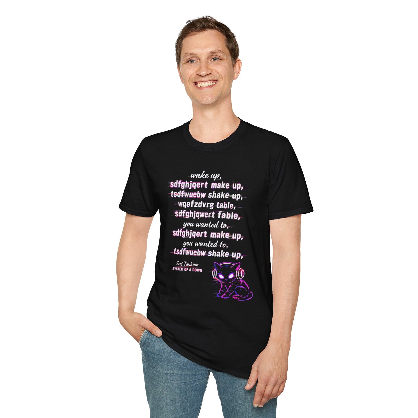 Hombre con camiseta negra gato neón retro Wake Up Gatoloco streetwear