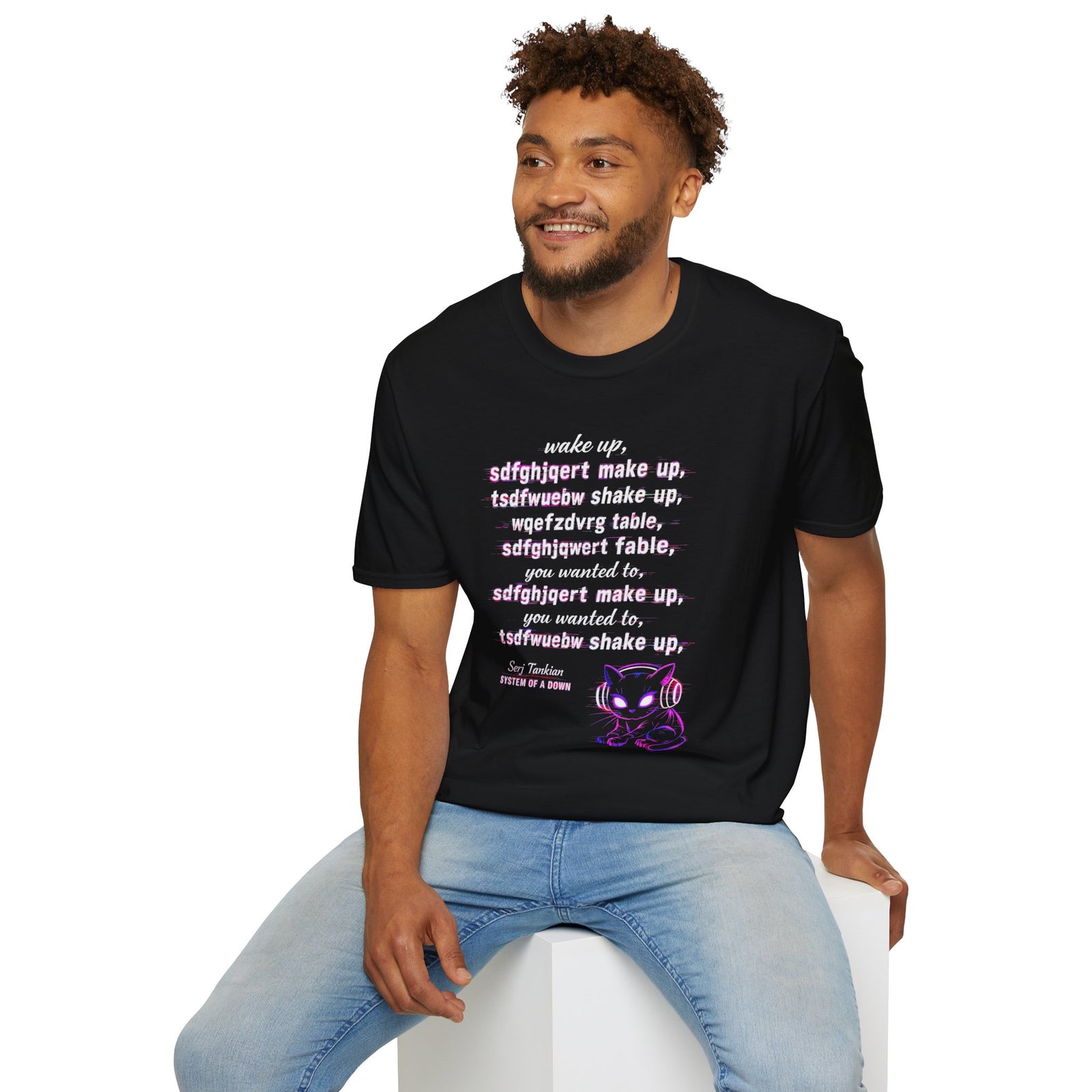 Modelo masculino con camiseta negra gato neón Wake Up Gatoloco
