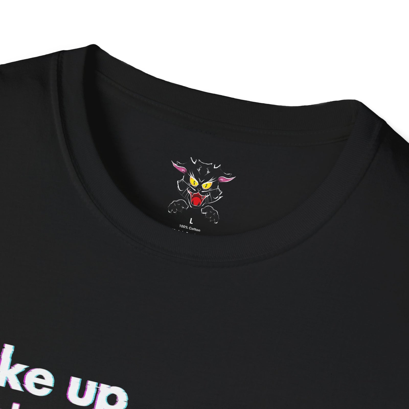 Detalle gato artístico camiseta negra Wake Up Gatoloco letras superpuestas